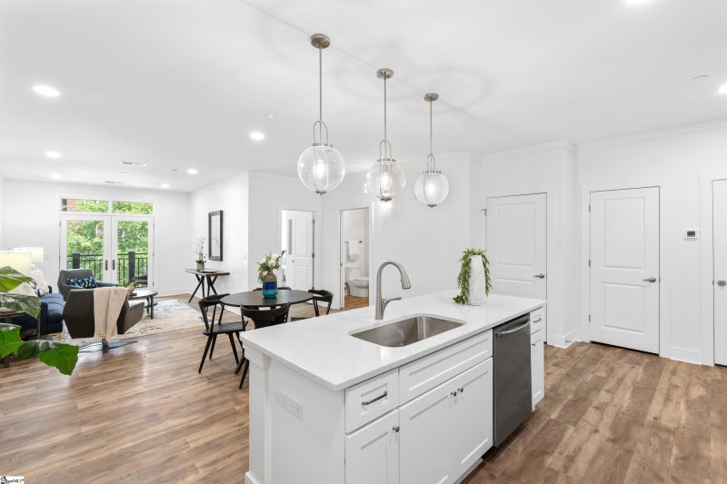 Property image 5 at 98 E Mcbee Avenue, Greenville, SC 29601