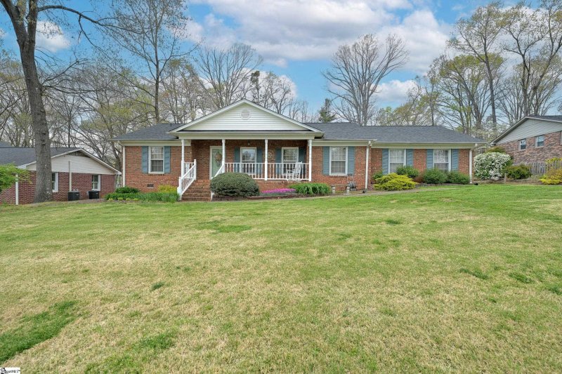 Property image 2 at 12 Elmwood Drive, Taylors, SC 29687