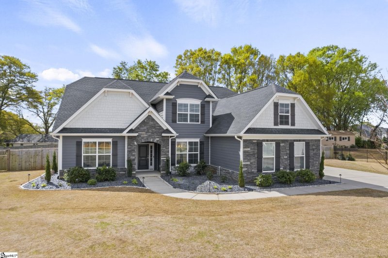 404 Meadowcroft Lane