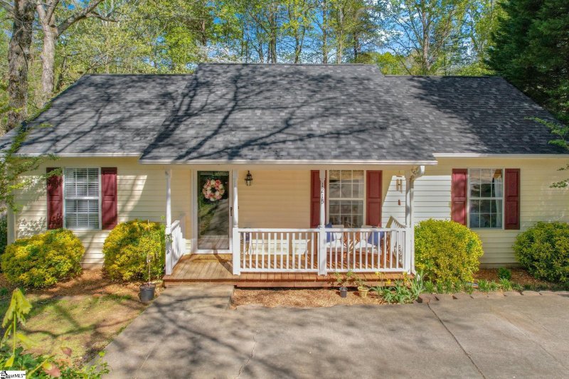 Property image 3 at 1215 Winding Way, Taylors, SC 29687