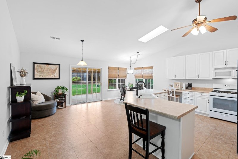 Property image 3 at 4 Red Haven Court, Greer, SC 29650