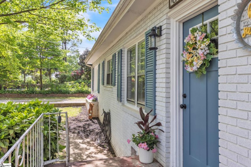 Property image 3 at 203 Oakfield Avenue, Easley, SC 29640