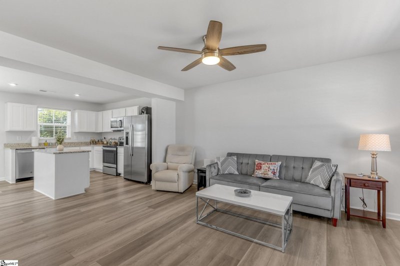 Property image 2 at 2 Pine Thicket Drive, Greenville, SC 29617