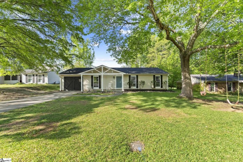 Property image 2 at 4 Oak Hollow Court, Greenville, SC 29607