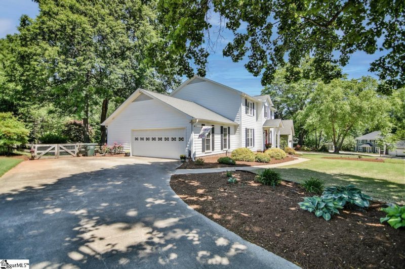 Property image 2 at 203 Chestnut Oaks Circle, Simpsonville, SC 29681