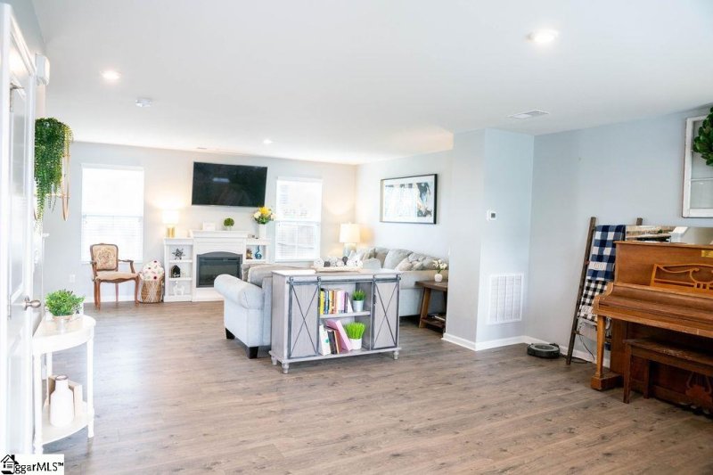 Property image 3 at 707 Braeswood Street, Greenville, SC 29617