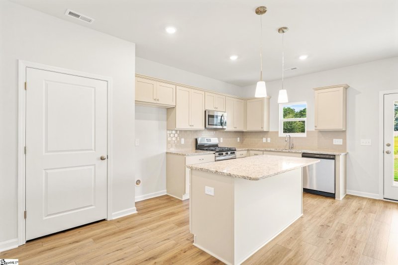 Property image 3 of 2112 Mayberry Drive in Mayfair Village, Spartanburg, SC 29301