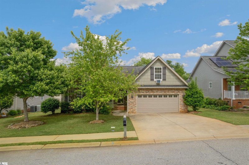 Property image 2 at 402 Summitbluff Drive, Greenville, SC 29617