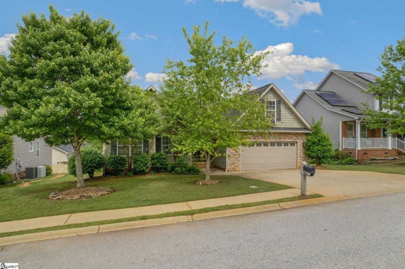 Property image 3 at 402 Summitbluff Drive, Greenville, SC 29617