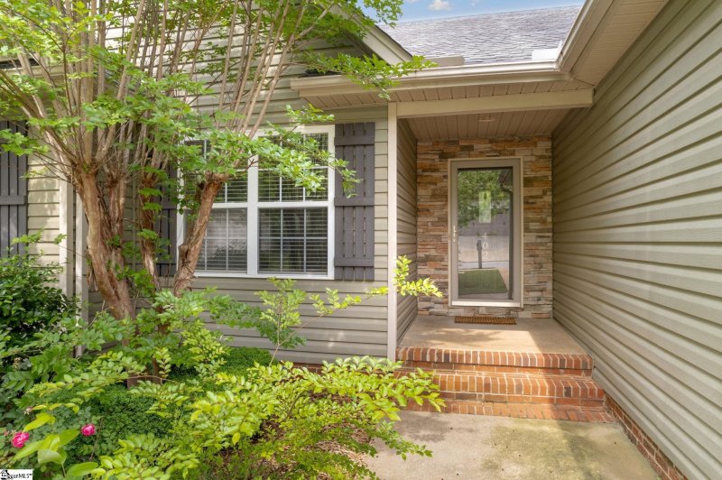 Property image 4 at 402 Summitbluff Drive, Greenville, SC 29617