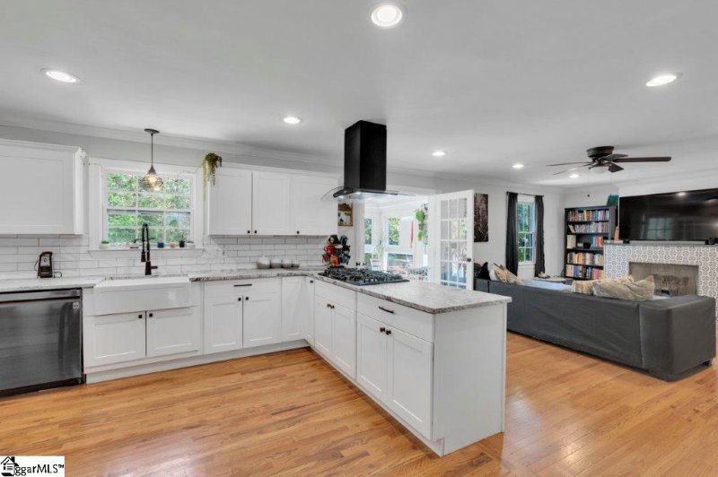 Property image 3 at 388 Lake Forest Drive, Spartanburg, SC 29307