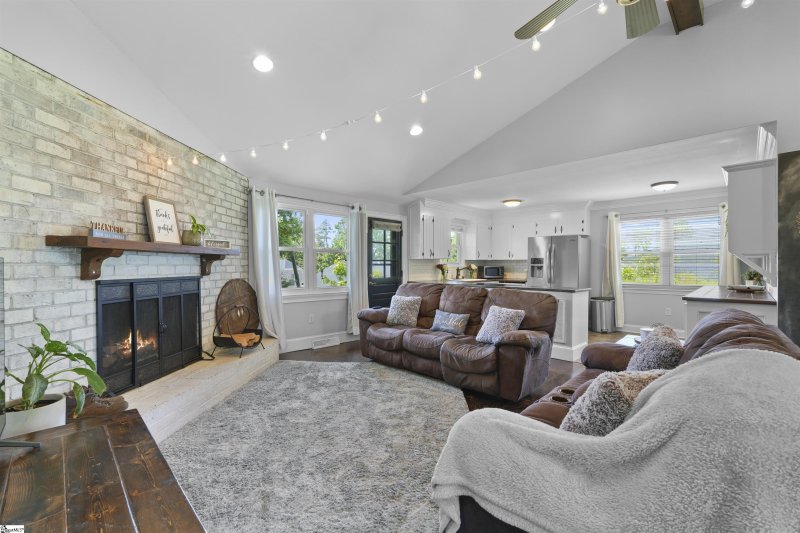 Property image 2 at 9 Shelly Lane, Taylors, SC 29687