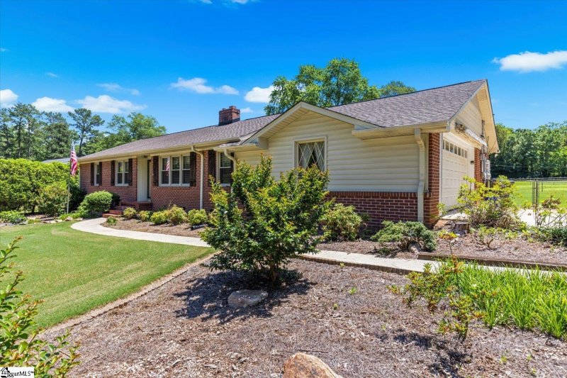 Property image 2 at 6 Great Glen Road, Greenville, SC 29615