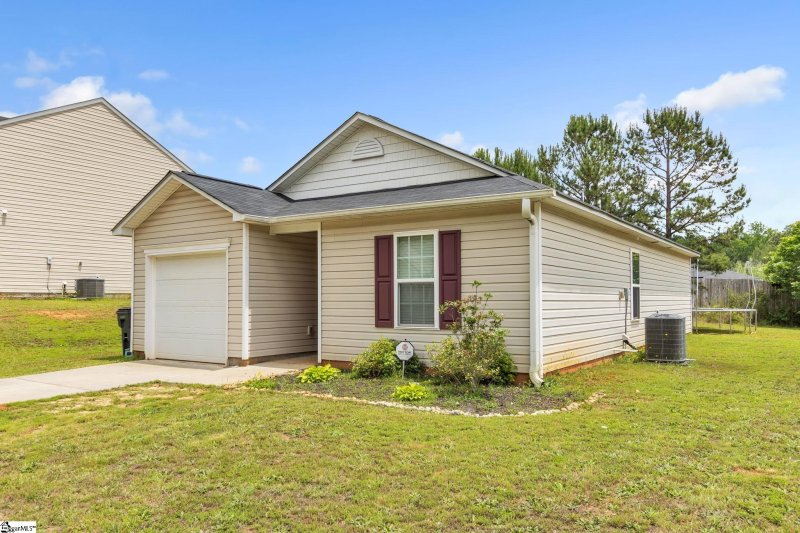 Property image 2 at 125 Queens Circle, Laurens, SC 29360