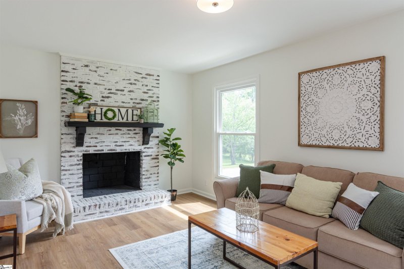 Property image 2 at 2 Hitching Post Lane, Greenville, SC 29615