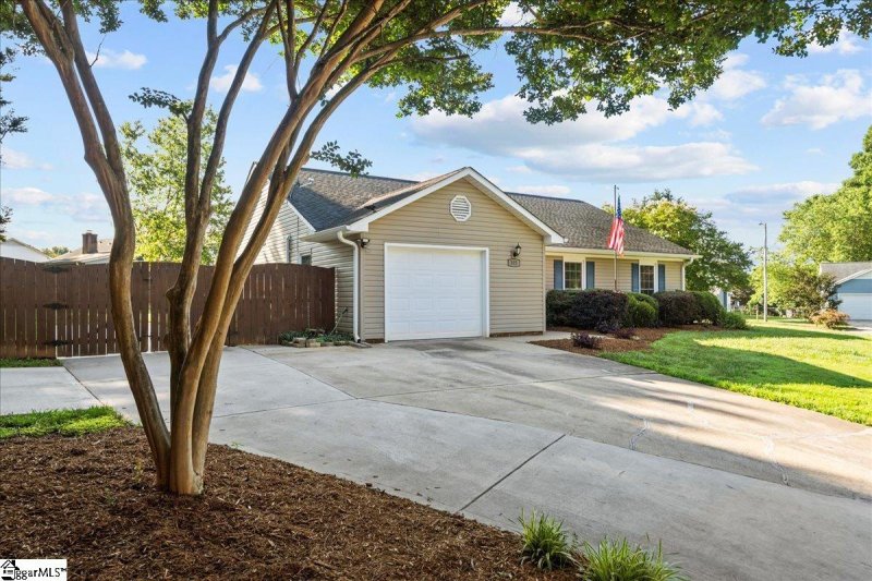 Property image 2 at 303 Latrobe Drive, Simpsonville, SC 29681