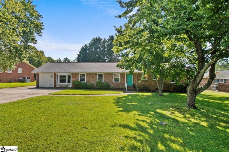 Property image 2 at 8 Danbury Drive, Greenville, SC 29615