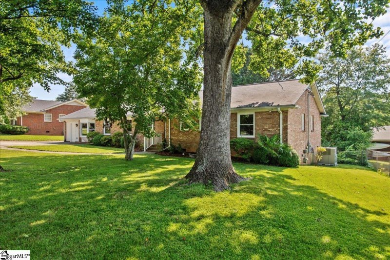 Property image 4 at 8 Danbury Drive, Greenville, SC 29615