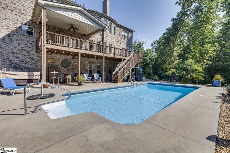 Property image 3 at 330 Tuxedo Lane, Greer, SC 29651