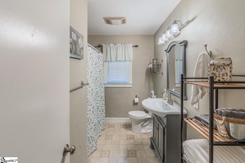 Property image 5 at 16 Yorkshire Drive, Greenville, SC 29615