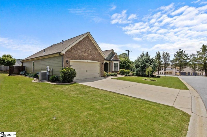 Property image 3 at 2 Common Oaks Court, Simpsonville, SC 29681