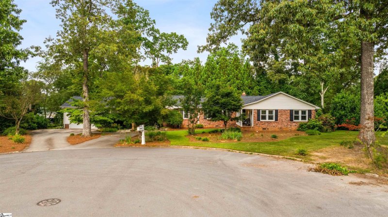 8 Bridgewater Drive