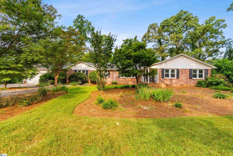 Property image 2 at 8 Bridgewater Drive, Greenville, SC 29615
