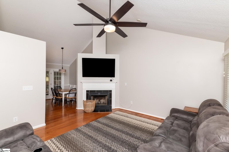 Property image 4 at 403 Oak Valley Drive, Simpsonville, SC 29681