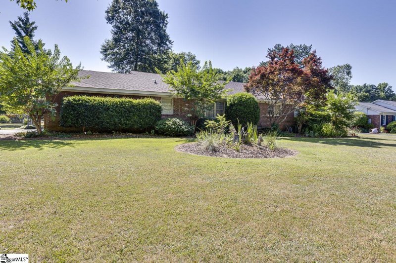 Property image 3 at 372 Lake Forest Drive, Spartanburg, SC 29307
