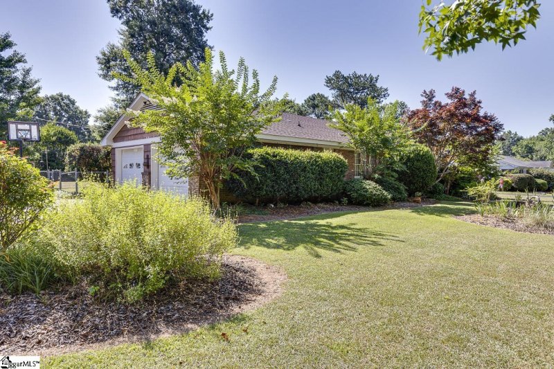 Property image 4 at 372 Lake Forest Drive, Spartanburg, SC 29307