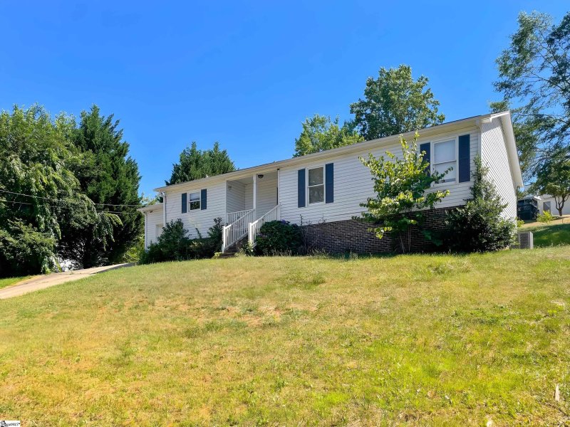 Property image 3 at 210 N Celestial Drive, Greer, SC 29651