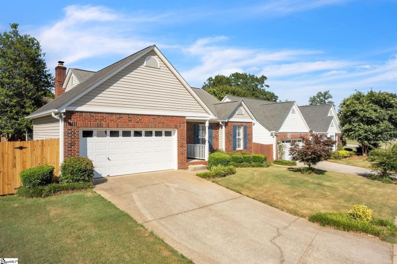 Property image 3 at 6 Raintree Cove Drive, Taylors, SC 29687