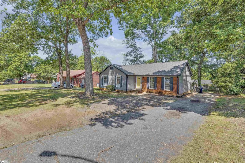 Property image 2 at 220 Willow Oaks Drive, Spartanburg, SC 29301