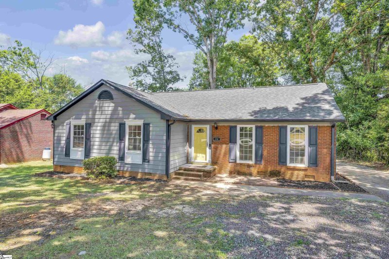 Property image 3 at 220 Willow Oaks Drive, Spartanburg, SC 29301