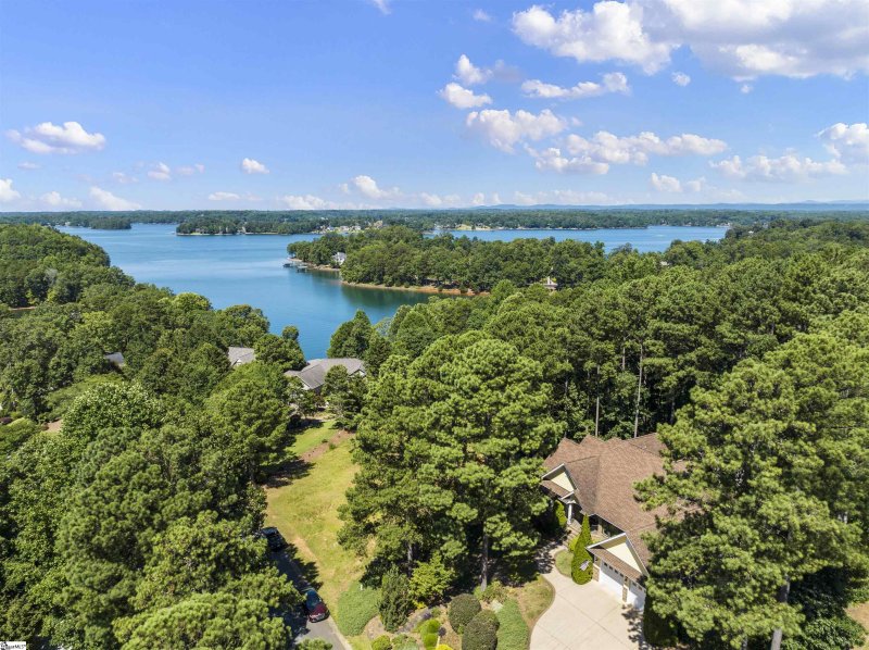 Property image 2 at 304 Oakleaf Court, Seneca, SC 29672