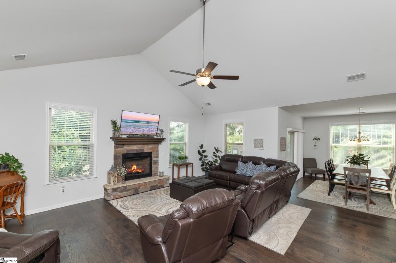 Property image 3 at 304 Ellsberry Way, Greer, SC 29651