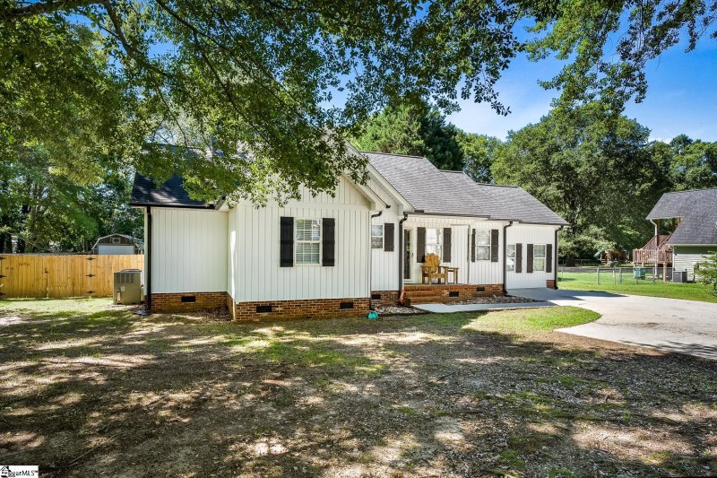 Property image 2 at 211 Longview Drive, Williamston, SC 29697