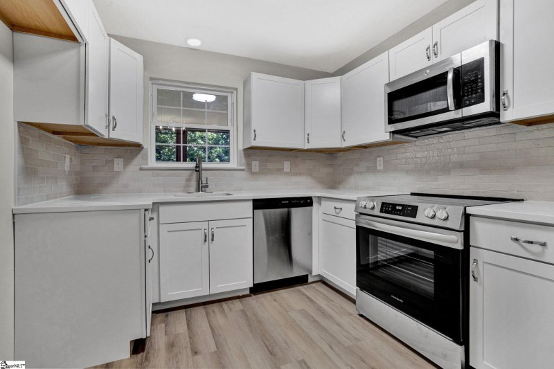Property image 3 at 925 Cleveland Street, Greenville, SC 29601