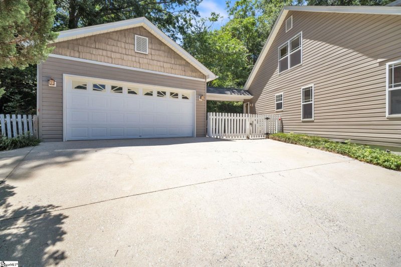 Property image 2 at 1014 Spring Glen Drive, Simpsonville, SC 29680