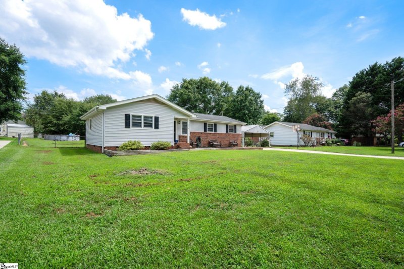 Property image 3 at 514 W Yellow Wood Drive, Simpsonville, SC 29680