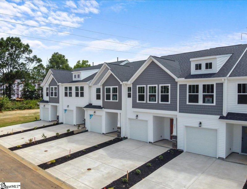 Property image 2 of 300 Marston Lane in Hickory Heights, Greenville, SC 29617