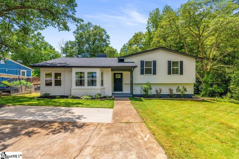 Property image 2 at 100 Robin Hood Road, Greenville, SC 29607