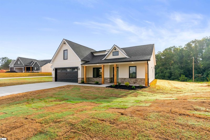 Property image 3 at 2002 Meadow Glen Court, Chesnee, SC 29323