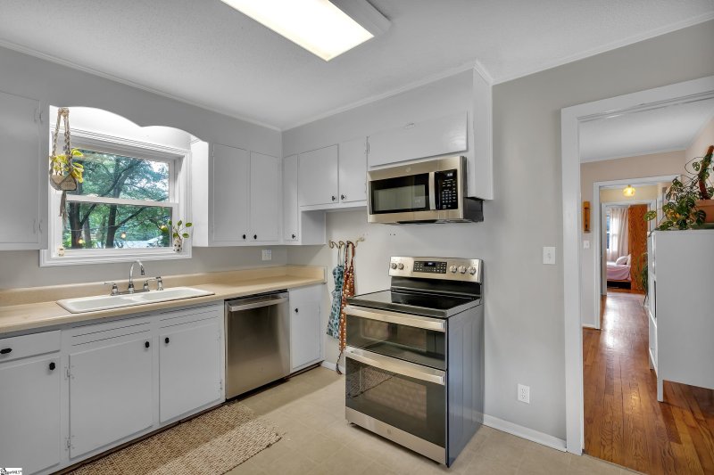 Property image 3 at 8 Forestdale Drive, Taylors, SC 29687