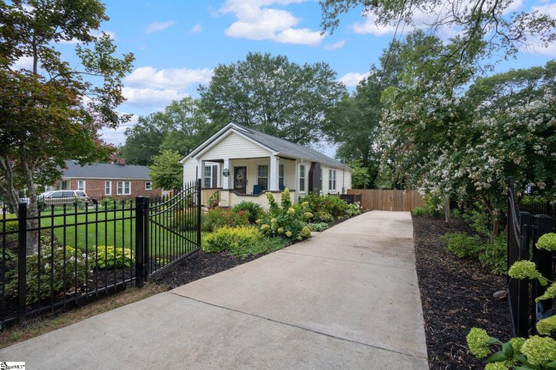 Property image 2 at 18 Celand Street, Greenville, SC 29607
