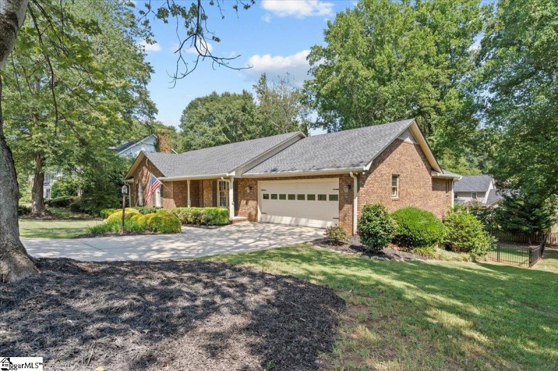 Property image 3 at 208 W Silverleaf Street, Greer, SC 29650-2751