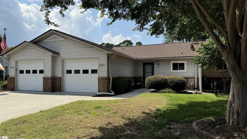 207 Lakeside Circle