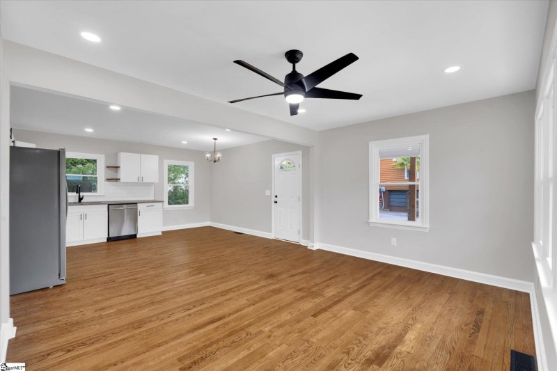 Property image 3 at 107 High Valley Boulevard, Greenville, SC 29605-4745