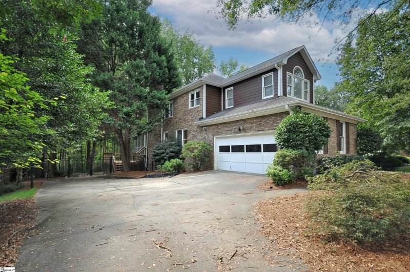 Property image 3 of 18 W Cranberry Lane in Roper Mountain Estates, Greenville, SC 29615