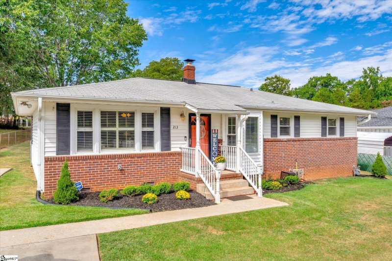 Property image 2 at 213 Courtney Circle, Greenville, SC 29617